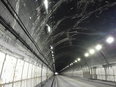 令和４年度　久栗坂トンネル照明設備工事